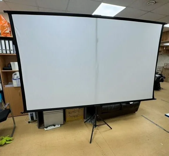 Экран SHAKACHU FWP-T 120″ на одной стойке-треноге в помещении